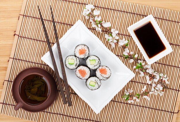 Sushi maki set con salmone e cetriolo e tè verde