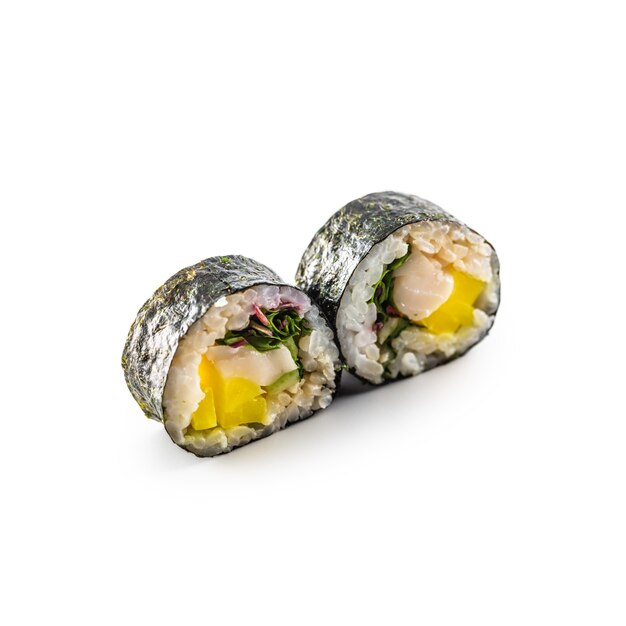 Sushi Maki verschillende soorten geïsoleerd op een witte achtergrond.