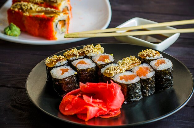 Sushi makreel met zalm en paling op een bord