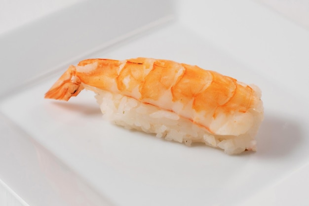 하얀 접시에 녹지로 장식된 스시 메뉴 일본 음식