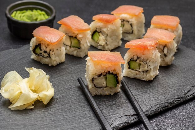 Foto sushi met eetstokjes van komkommer en zalm