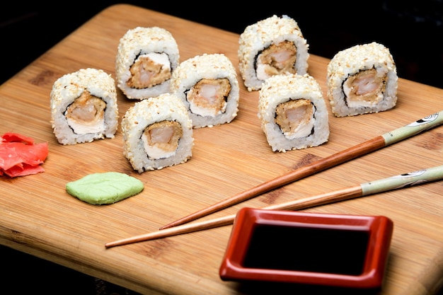 Sushi met garnalen en roomkaas, sesam. Sushimenu. Japans eten, ebi maki.