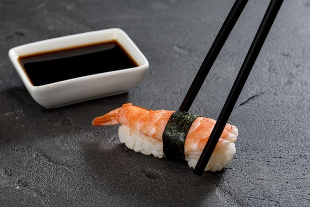 Sushi met garnalen op grijze stenen tafel