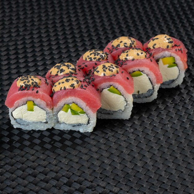 Foto sushi met gerookte rode vis sushi met zalm