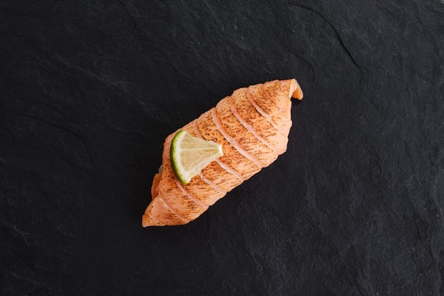 Sushi met geschroeide zalm op leisteenplaat