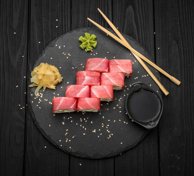 Sushi met kaas Philadelphia en tonijn op een zwarte