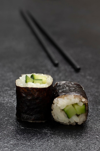 Sushi met komkommer in noriblaadjes