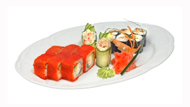 Foto sushi met krab en rolletjes met tobiko krab avocado komkommer paling en nori