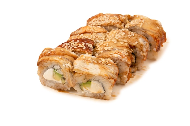 Foto sushi met roomkaas en paling geïsoleerd op een witte achtergrond