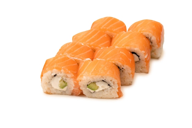 Sushi met roomkaas en zalm geïsoleerd op een witte achtergrond