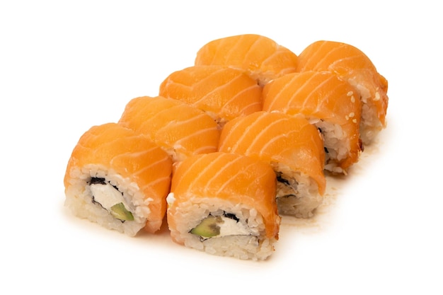 Sushi met roomkaas en zalm geïsoleerd op een witte achtergrond