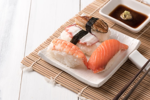 sushi met saus en wasabi op houten plaat