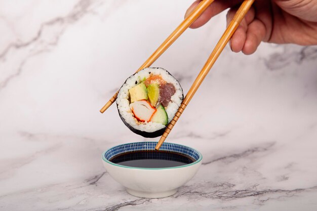 Sushi met sesamzaadjes chopsticks en sojasaus