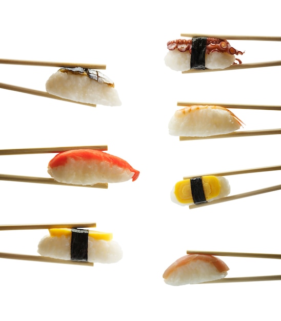 Sushi met stokjes geïsoleerd op witte achtergrond