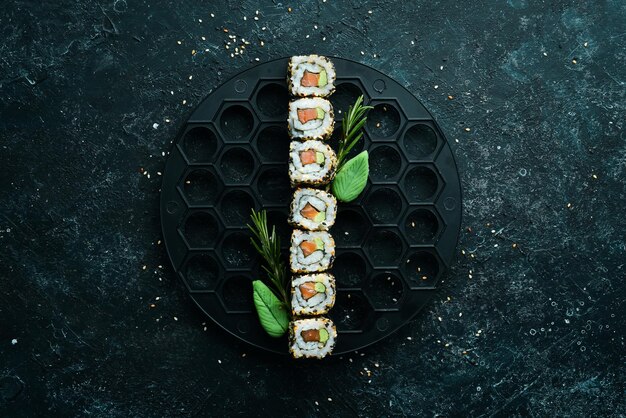 Sushi met vis, sesam en wasabi. Zee-sushi.