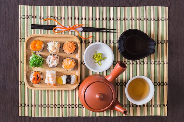 Sushi met zalm, garnalen, avocado, roomkaas. sushi-menu. japans eten.