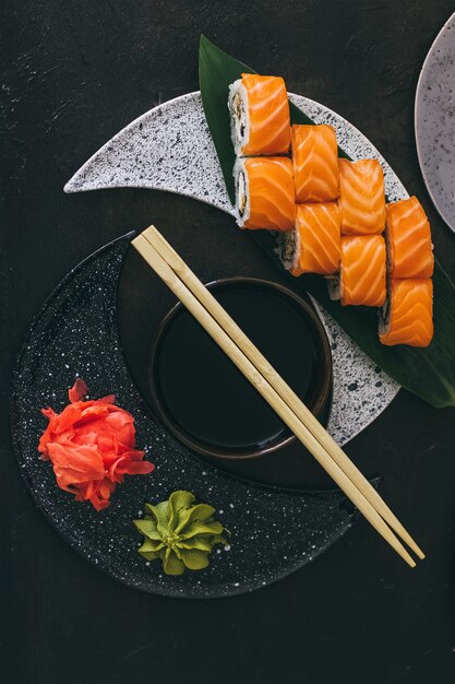 Sushi met zalm, roomkaas Philadelphia, komkommer en wasabi.