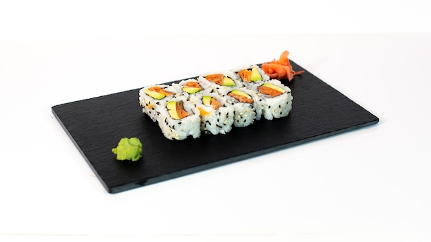 Sushi met zalm tortilla en wasabi