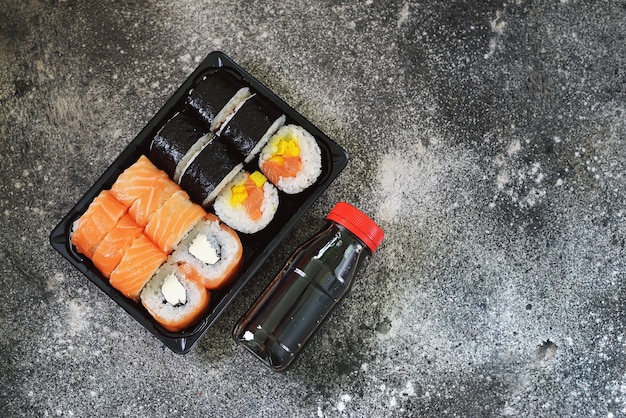 Sushi met zalm, zachte kaas en omelet