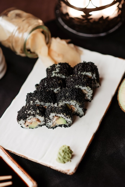 Sushi met zwarte kaviaar en avocado prachtig geserveerd in het restaurant