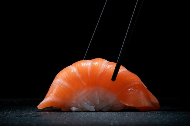 Sushi nigiri met zalm en eetstokjes