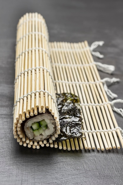 Sushi nori met komkommer op een bamboe mat