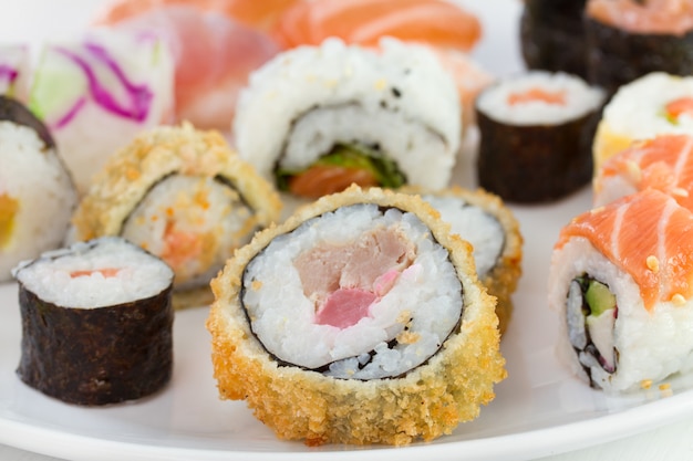 Sushi op de witte plaat