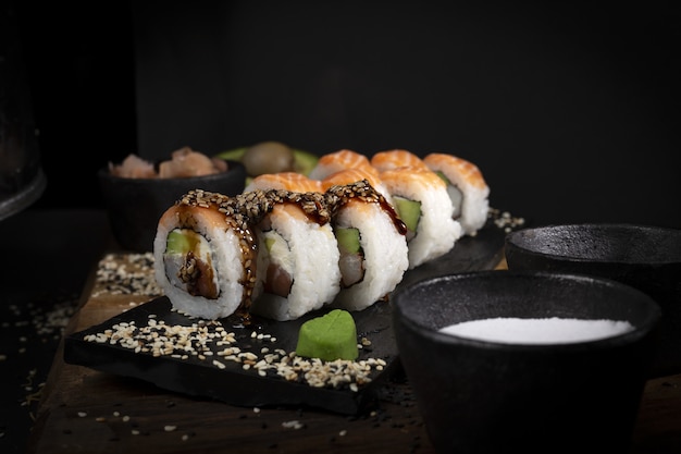 Foto sushi op een de fotografiestijl van het plaat donkere voedsel