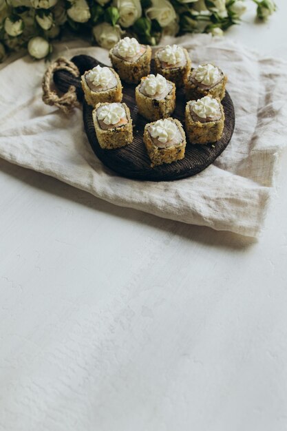 Foto sushi op een houten bord met kopie ruimte verticale foto