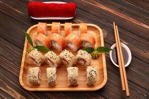 Sushi op een houten ondergrond met gember