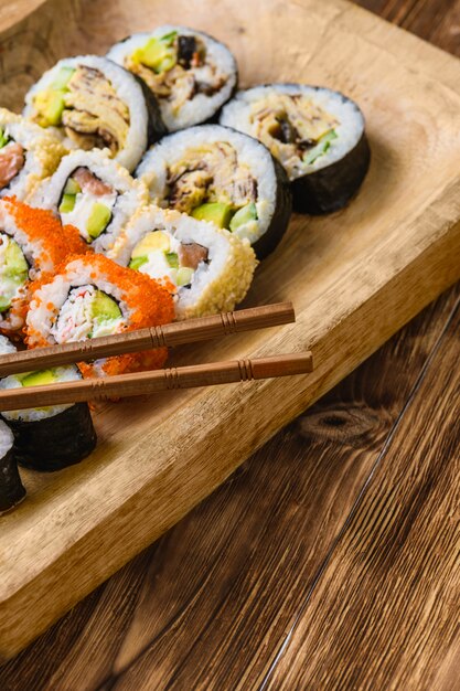 Sushi op een houten tafel