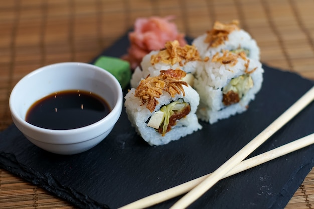 Sushi op een restaurant tafel