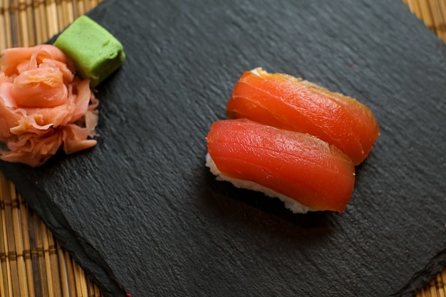 Sushi op een restaurant tafel