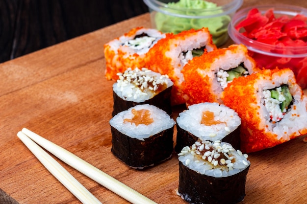 sushi op een snijplank
