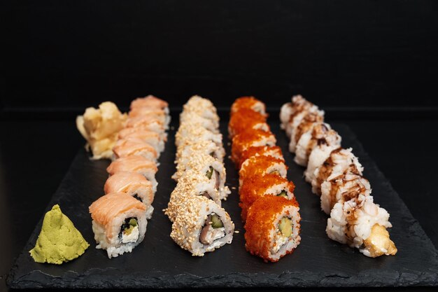 Sushi op een stenen plaat met zwarte achtergrond