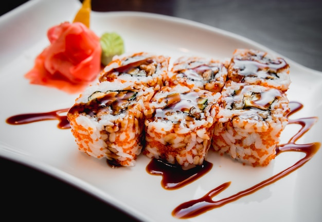 Sushi op een witte plaat. Broodjes. Het restaurant