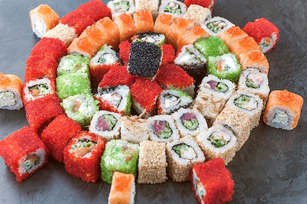 Sushi op een zwarte ondergrond