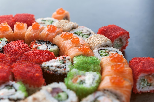 Sushi op een zwarte ondergrond