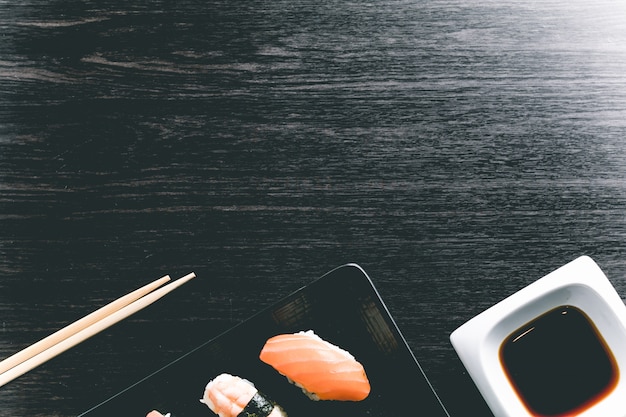 Sushi op houten tafel. elegant japans restaurant. retro stijl