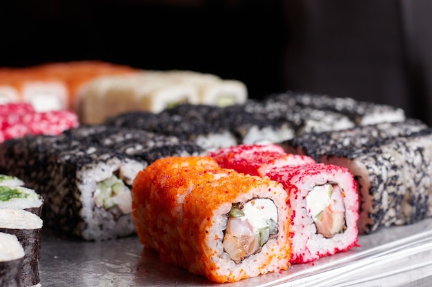 Sushi op tafel, macro, close-up, verschillende sushi en broodjes, eten, Aziatische keuken