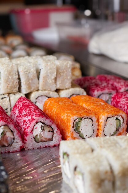 Sushi op tafel, macro, close-up, verschillende sushi en broodjes, eten, Aziatische keuken