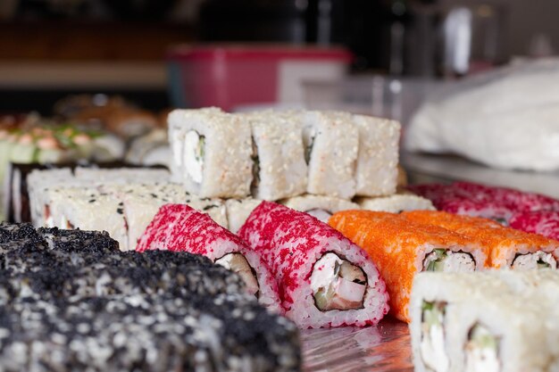 Sushi op tafel, macro, close-up, verschillende sushi en broodjes, eten, Aziatische keuken