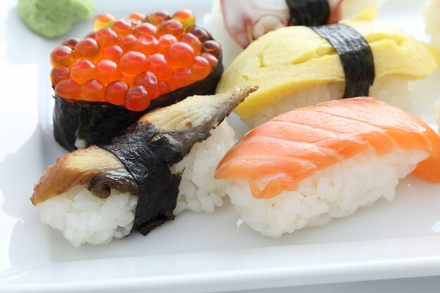 Sushi op witte achtergrond worden geplaatst die