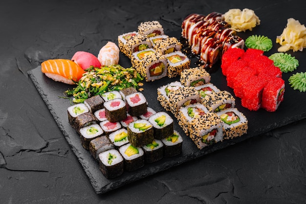 Sushi op zwart stenen achtergrond