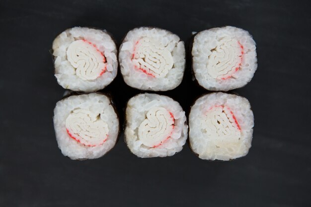 Sushi op zwarte tafel