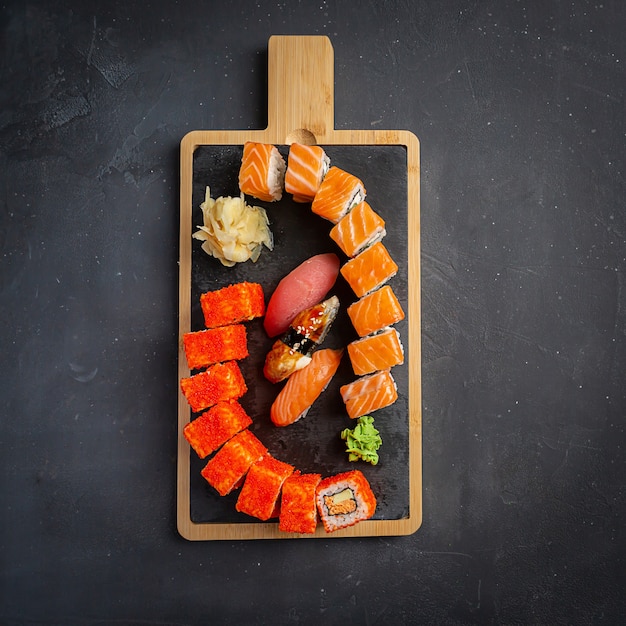 メニューの寿司フィラデルフィア ロールとカリフォルニア ロールの食べ物の写真。暗闇でのコンボセット