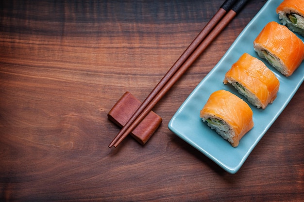 Foto sushi philadelphia rolt op houten achtergrond