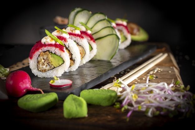 プレート暗い食べ物写真スタイルの寿司