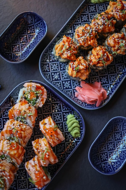 Foto sushi su piatti foto