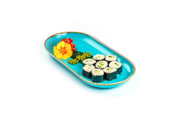 Sushi roll Aziatisch eten sushi met avacado op een witte achtergrond geïsoleerd